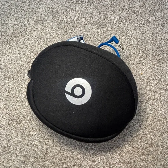 Beats by Dr. Dre Solo2 Over the Ear Headphones Blue with Case - Picture 2 of 8